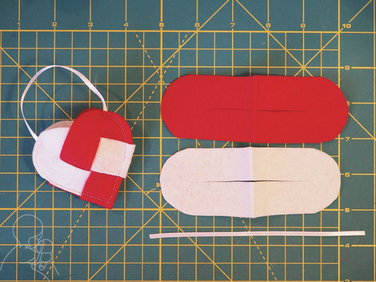 Felt heart pocket for a tiny doll : free pattern